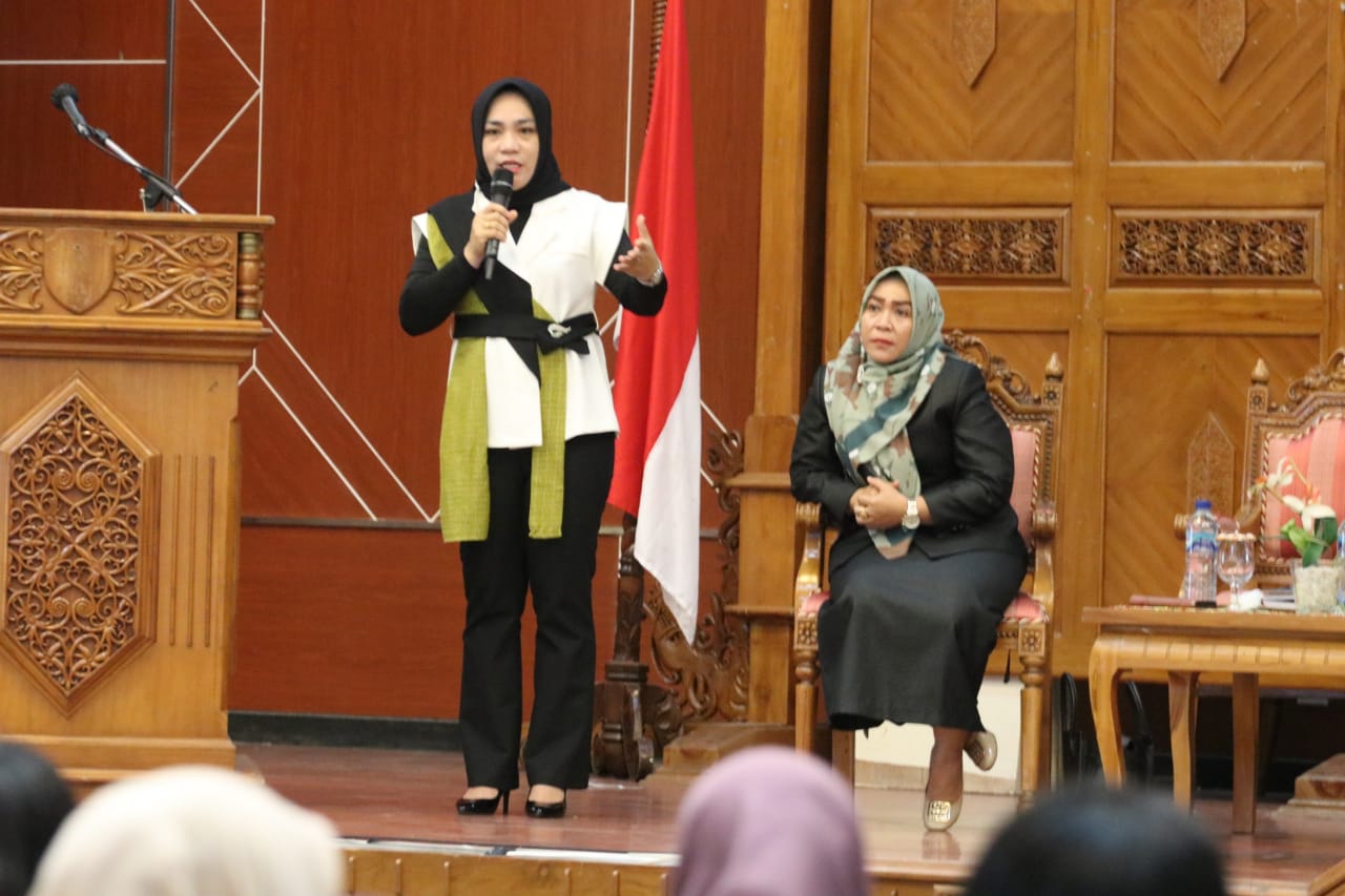 Wakil Ketua 1 DPRD Kutim Asti Mazar memberikan apresiasi atas adanya sosialisasi mengenai peningkatan partisipasi perempuan dalam bidang politik