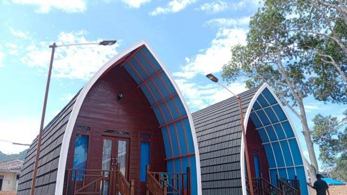 Desa Sekerat yang terletak di Kecamatan Bengalon, Kabupaten Kutai Timur (Kutim) memiliki pantai dan sejumlah spot wisata yang indah.