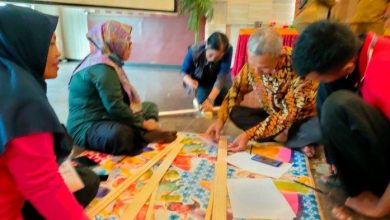 Dinas Perdagangan dan Perindustrian (Disperindag) Kabupaten Kutai Timur (Kutim) berkolaborasi dengan Dewan Kerajinan Nasional Daerah (Dekranasda) Kutim.