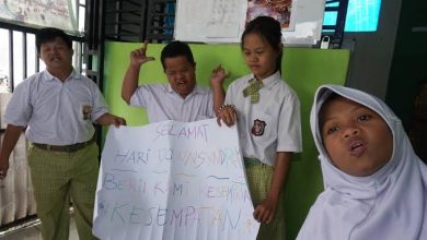 Sesuai dengan Permendiknas Nomor 70 tahun 2009 setiap sekolah wajib menyediakan fasilitas tambahan berupa guru pendamping yang bertugas secara langsung mendampingi Anak Berkebutuhan Khusus (ABK).