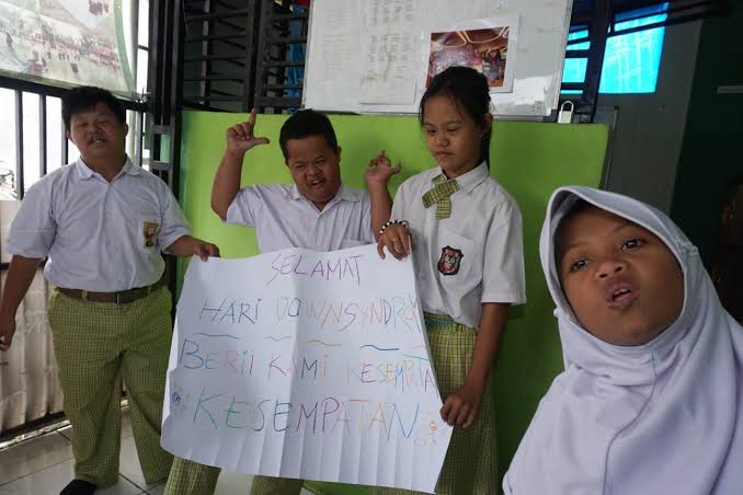 Sesuai dengan Permendiknas Nomor 70 tahun 2009 setiap sekolah wajib menyediakan fasilitas tambahan berupa guru pendamping yang bertugas secara langsung mendampingi Anak Berkebutuhan Khusus (ABK).