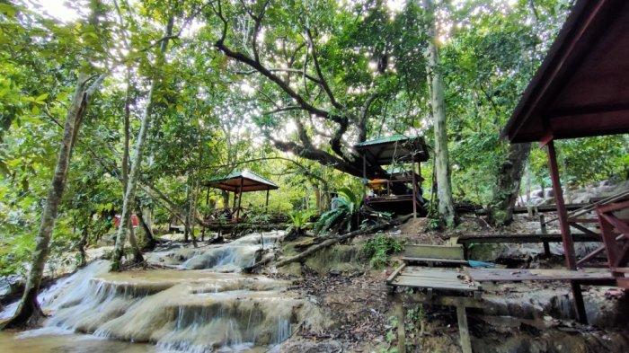 Air Terjun Tangga Bidadari merupakan salah satu potensi wisata tersembunyi di Tuah Bumi Untung Benua, julukan Kabupaten Kutai Timur (Kutim), Provinsi Kalimantan Timur (Kaltim)
