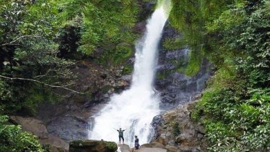 Air terjun yang dinamai  Embang Lemun tersebut berlokasi di Desa Benhes, Kecamatan Muara Wahau, sekitar enam jam perjalanan dari kota sangatta Kutim.
