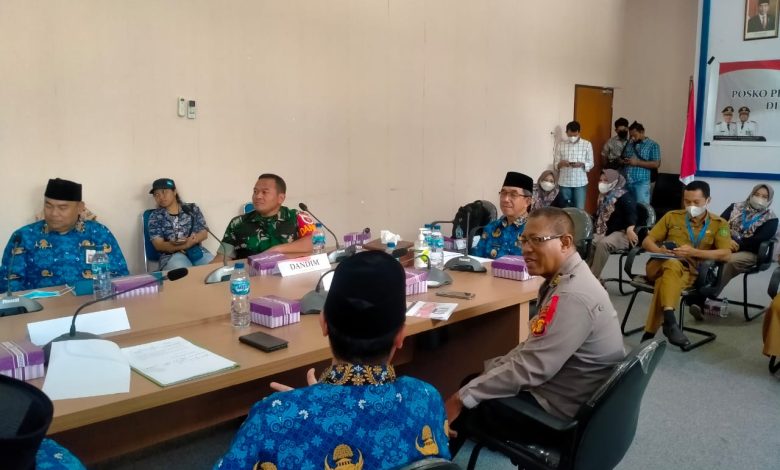 Bupati Kabupaten Kutai Timur (Kutim) melakukan pemantauan Pilkades serentak yang akan dilaksanakan di 77 desa dari 17 kecamatan yang ada di Kutim secara virtual