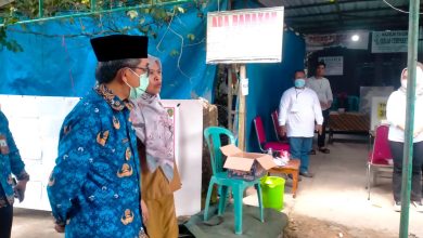 Ardiansyah Sulaiman Berkunjung ke TPS RT 54, Kecamatan Sangatta Utara, menyayangkan banyak masyarakat yang tak mencoblos calon kepala desa