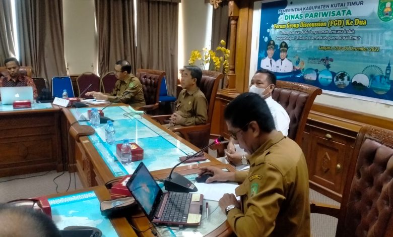 Dinas Pariwisata (Dispar) Kabupaten Kutai Timur menggelar Focus Group Discusion (FGD) yang berisi tentang laporan akhir penyusunan rencana induk pengembangan pariwisata