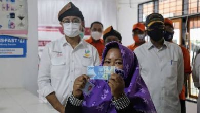 Plt Sekretaris Dinas Sosial (Dinsos) Kabupaten Kutai Timur (Kutim), Budi Mulia memberikan bantuan baik berupa uang, barang maupun lainnya.